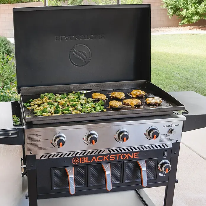 Blackstone Plancha-Grill 36" mit Airfryer - Grillfläche (B x T): 91 x 55 cm, 17,5 kW, Schwarz - Blackstone Grill mit hochgeklapptem Deckel, auf dem Gemüse und Burger zubereitet werden, ideal für das Outdoor-Kochen.