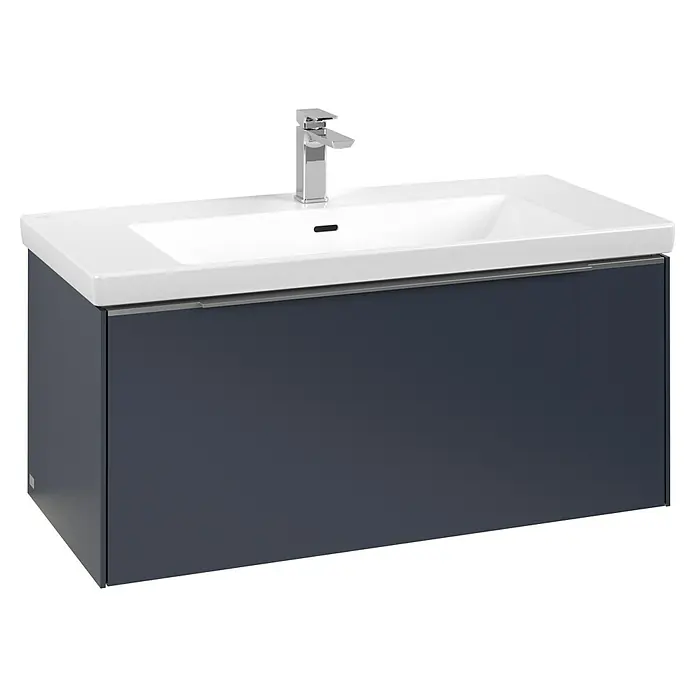 Villeroy & Boch Subway 3.0 Waschbeckenunterschrank - Marine Blue, Anzahl Schubladen: 1 Stk., Farbe Griff: Aluminium glänzend, B x T x H: 97,3 x 47,8 x 42,9 cm, Mit Beleuchtung - Dunkelgrauer wandmontierter Waschtischunterschrank mit weißem Keramikwaschbecken und Chromarmatur.