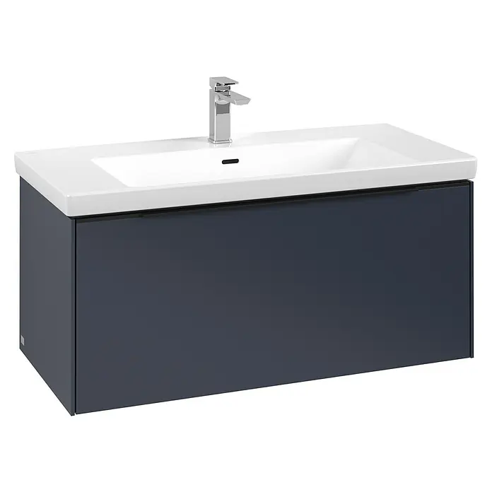 Villeroy & Boch Subway 3.0 Waschbeckenunterschrank - Marine Blue, Anzahl Schubladen: 1 Stk., Farbe Griff: Volcano Black, B x T x H: 97,3 x 47,8 x 42,9 cm, Ohne Beleuchtung - Dunkelgrauer wandmontierter Badunterschrank mit weißem Waschbecken und Chromarmatur.