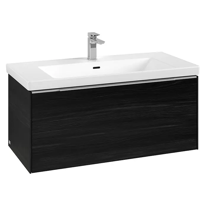Villeroy & Boch Subway 3.0 Waschbeckenunterschrank - Black Oak, Anzahl Schubladen: 1 Stk., Farbe Griff: Aluminium glänzend, B x T x H: 97,3 x 47,8 x 42,9 cm, Mit Beleuchtung - Weißes Keramikwaschbecken mit Chromarmatur über einem dunklen Holzmaserung-Badezimmerschrank.