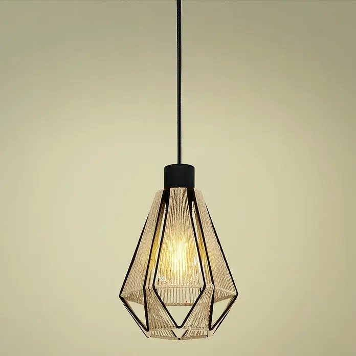 Eglo Pendelleuchte ADWICKLE - 40 W, L x B x H: 17 x 14,5 x 11 cm, Schwarz, E27, 1 Stk. - Pendelleuchte mit einem geometrischen Lampenschirm aus schwarzem Metall und beigem Seil, hängt an einem schwarzen Kabel.