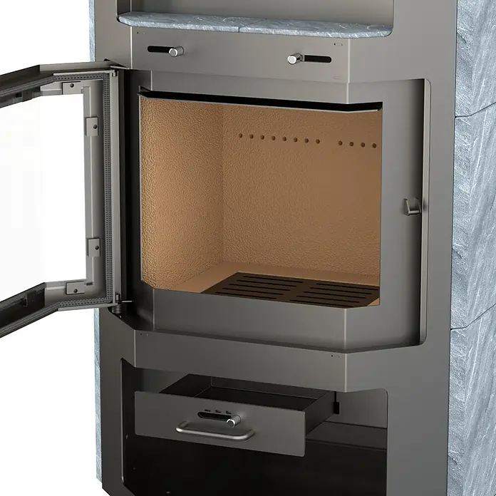 Kaminofen Bali Max - 8,5 kW, Raumheizvermögen: 244 m³, Verkleidung: Naturstein, Grau - Moderner dunkelgrauer Kaminofen mit offener Glastür, hellbraunem Brennraum und Ascheschublade.