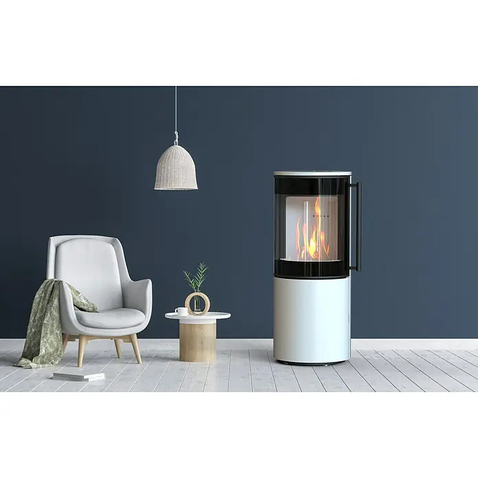 Kaminofen Xena 310 - 7,1 kW - 7,6 kW, Raumheizvermögen: 200 m³, Material Verkleidung: Stahl, Weiß - Moderner Kaminofen mit sichtbaren Flammen in Weiß und Schwarz, in einem Wohnraum.