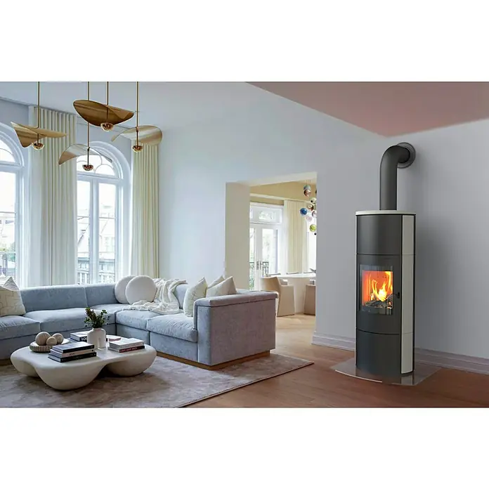Kaminofen Cumulus Omega XL Limestone - 7 kW, Raumheizvermögen: 200 m³, Schwarz - Moderner dunkelgrauer Holzofen mit hellen Seitenakzenten und brennendem Feuer, der einem stilvollen Wohnzimmer Wärme spendet.