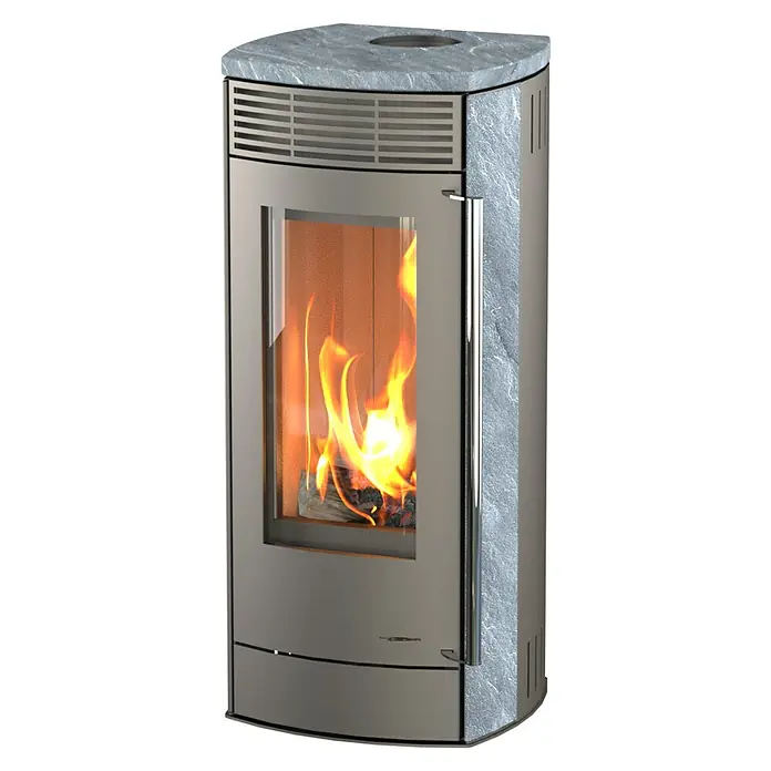 Kaminofen Alpha - 6 kW, Raumheizvermögen: 172 m³, Farbe Verkleidung: Naturstein - Moderner, metallisch grauer Holzofen mit grauer Steinplatte und Seitenwand, Glastür mit sichtbaren Flammen.