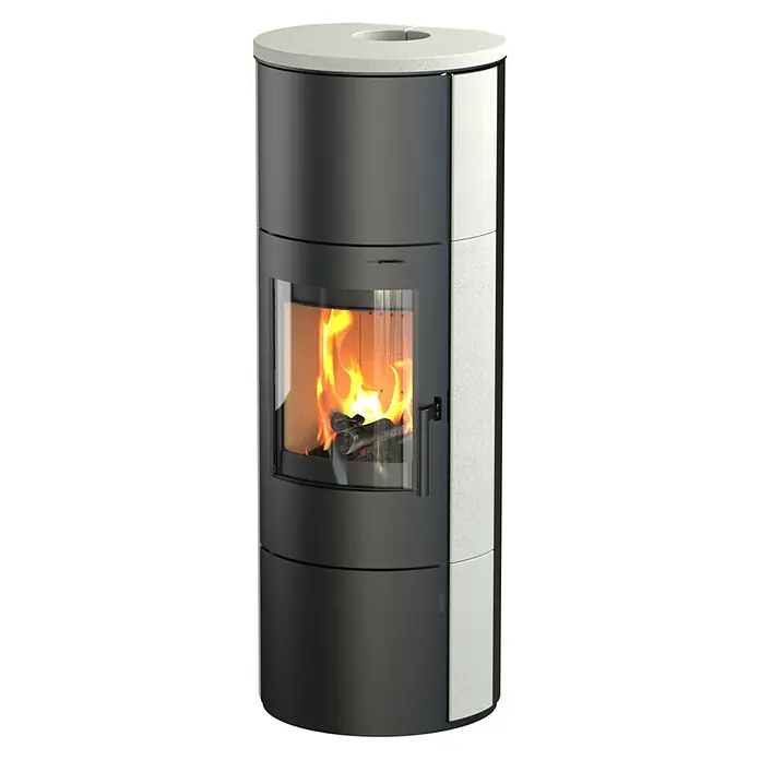 Kaminofen Cumulus Omega XL Limestone - 7 kW, Raumheizvermögen: 200 m³, Schwarz - Moderner anthrazitfarbener Kaminofen mit heller Steinplatte und Seitenpanel, sichtbaren Flammen und Holzscheiten hinter Glas.