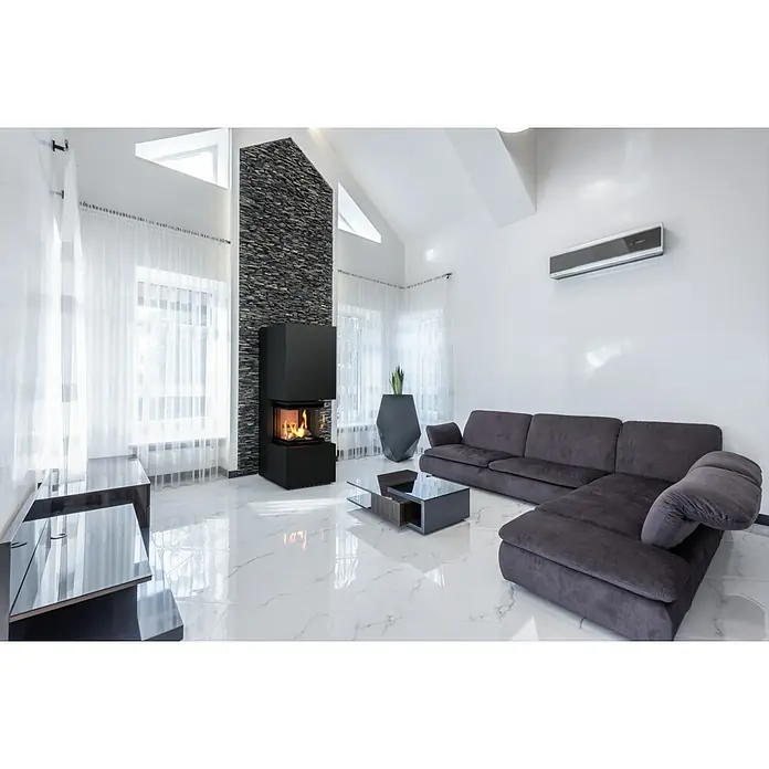 Kaminofen Adastra 500 Plus Line - 11 kW, Raumheizvermögen: 315 m³, Material Verkleidung: Stahl, Schwarz - Dunkelgraues Ecksofa in einem modernen Wohnzimmer mit Kamin und weißem Marmorboden.