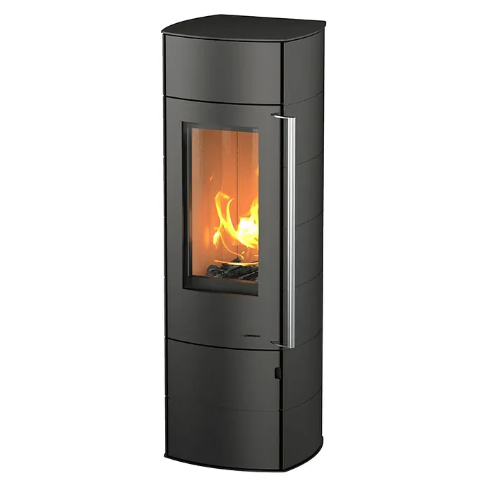 Kaminofen Alpha Ring - 6 kW, Raumheizvermögen: 172 m³, Material Verkleidung: Stahl, Farbe Verkleidung: Schwarz - Moderner schwarzer Holzofen mit geschwungener Form und Glastür, die lodernde Flammen und brennendes Holz zeigt.