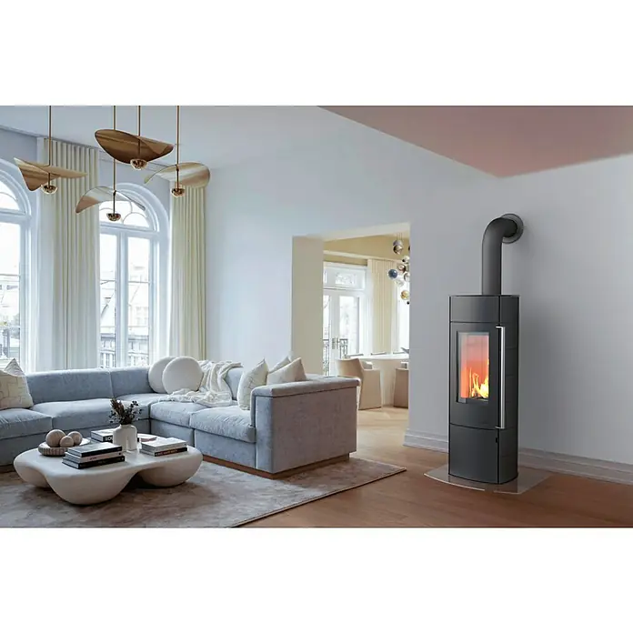 Kaminofen Alpha Ring - 6 kW, Raumheizvermögen: 172 m³, Material Verkleidung: Stahl, Farbe Verkleidung: Schwarz - Schwarzer freistehender Kaminofen mit Glastür und sichtbarem Feuer.