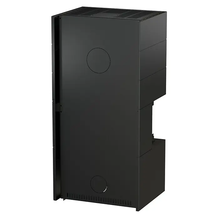 Kaminofen Adastra 700 Plus Line - 9,6 kW, Raumheizvermögen: 272 m³, Material Verkleidung: Stahl, Schwarz - Hoher schwarzer Metalleinsatz für Kamine mit oberen und unteren Lüftungsschlitzen und zwei kreisförmigen Anschlusspunkten.