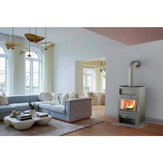 Kaminofen Bali Max - 8,5 kW, Raumheizvermögen: 244 m³, Verkleidung: Stahl, Grau - Moderner grauer freistehender Kaminofen mit sichtbaren Flammen und Abgasrohr, auf einer Glasplatte in einem geräumigen Wohnzimmer.