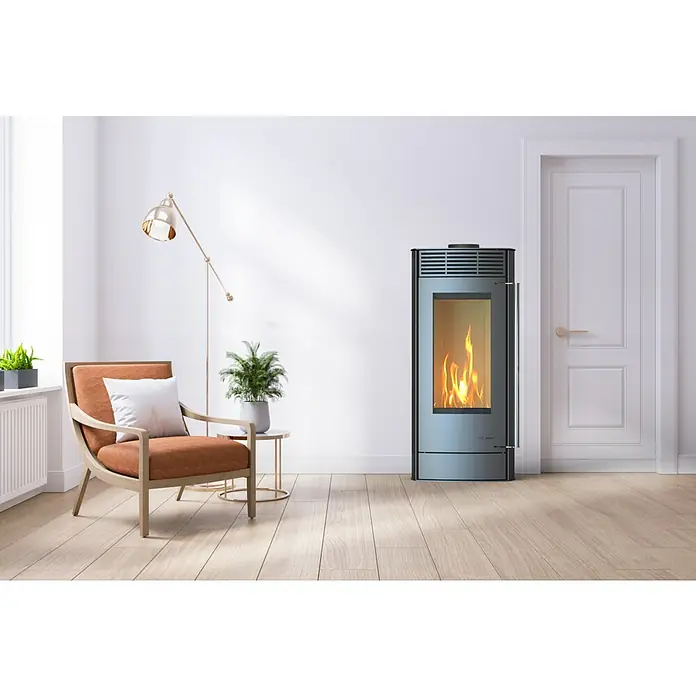Kaminofen Alpha - 6 kW, Raumheizvermögen: 172 m³, Material Verkleidung: Stahl, Farbe Verkleidung: Gussgrau - Moderner grau-schwarzer Pelletofen mit Glastür und sichtbaren Flammen in einem hellen Wohnzimmer.