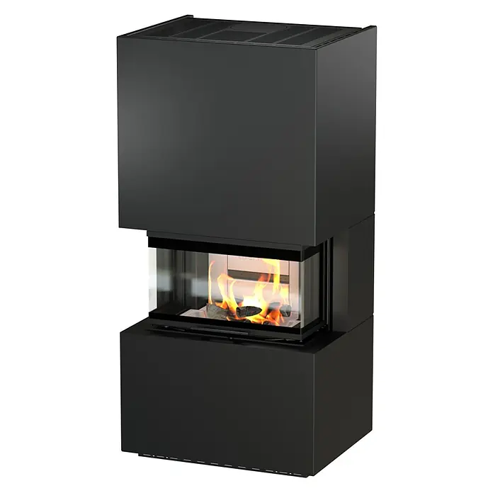 Kaminofen Adastra 700 Plus Line - 9,6 kW, Raumheizvermögen: 272 m³, Material Verkleidung: Stahl, Schwarz - Schwarzer moderner Holzofen mit Glasbrennraum, der Flammen und Holzscheite zeigt.