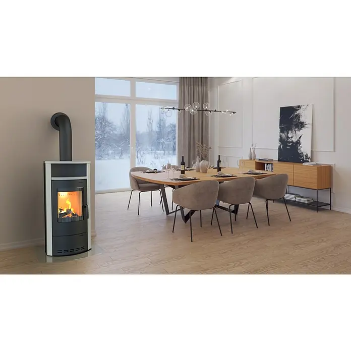 Kaminofen Cumulus Limestone - 7 kW, Raumheizvermögen: 200 m³, Schwarz - Freistehender Kaminofen, schwarz mit weißen Akzenten, loderndes Feuer, schwarzes Rohr, in einem modernen Esszimmer.