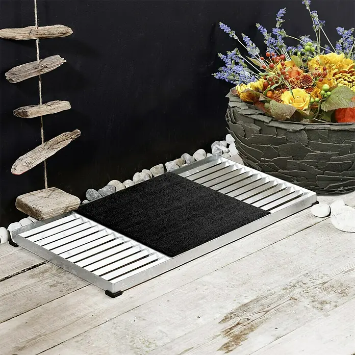 Plus Fußabtreter Cubic - 40 x 80 x 3,5 cm, Schwarz, Silber, Ausführungseigenschaft: Kokosmatte mittig - Fußabtreter mit modernem Design, Kombination aus Metallrahmen und schwarzem Einsatz für Sauberkeit und Stil im Eingangsbereich.