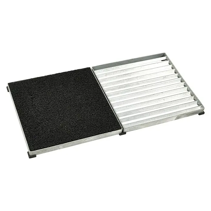 Plus Fußabtreter Cubic - 40 x 80 x 3,5 cm, Schwarz, Silber, Ausführungseigenschaft: Kokosmatte seitlich - Eine zweigeteilte Aluminium-Fußmatte, eine Seite mit grobem Belag, die andere mit geriffelter Oberfläche, ideal für den Eingangsbereich.