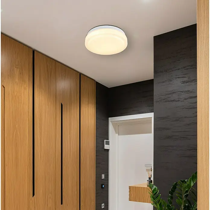 Globo LED-Deckenleuchte rund Imelda - 9 W, Ø x H: 18 x 6,5 cm, Weiß, Warmweiß - Runde weiße Deckenleuchte, bündig montiert, beleuchtet einen modernen Flur mit Holzvertäfelung und dunklen Wänden.