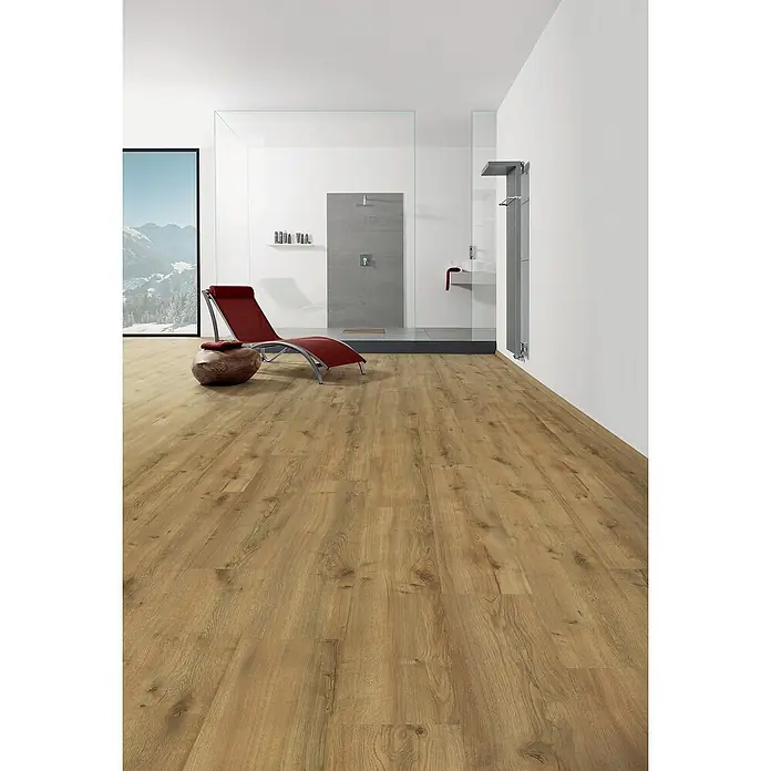 Living by Haro Hydrostar Designbodenmuster Eiche Montana natur - 200 x 235 x 6,5 mm, Landhausdiele - Ein hellbrauner Holzboden mit sichtbarer Maserung dominiert den Raum, ergänzt durch eine rote Liege und eine moderne Dusche im Hintergrund.