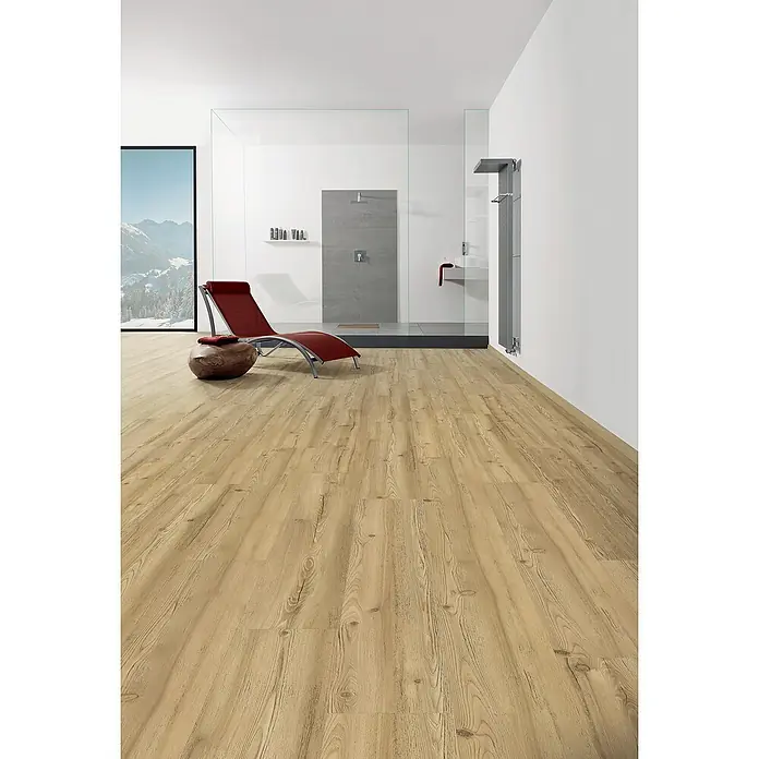Living by Haro Hydrostar Designbodenmuster Lärche Lugano puro - 200 x 235 x 6,5 mm, Landhausdiele - Modernes Badezimmer mit hellem Holzboden, Dusche und Liege. Der Bodenbelag verleiht dem Raum eine warme Atmosphäre.