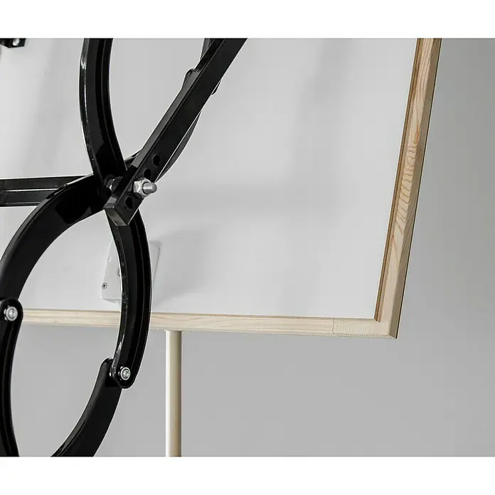 Star Stairs Scherentreppe Comfort - 70 x 60 cm, Wärmedämmung: 1,22 W/(m²K) - Detailansicht einer Staffelei mit schwarzer Metallhalterung und Holzrahmen, ideal zum Malen und Präsentieren.
