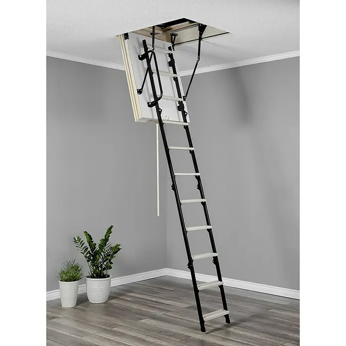 Star Stairs Bodentreppe Raumsparsam Nordic - 100 x 60 cm, Wärmedämmung: 0,36 W/(m²K) - Eine ausklappbare Dachbodentreppe aus Metall, die in einem Raum mit grauen Wänden und Holzboden steht.