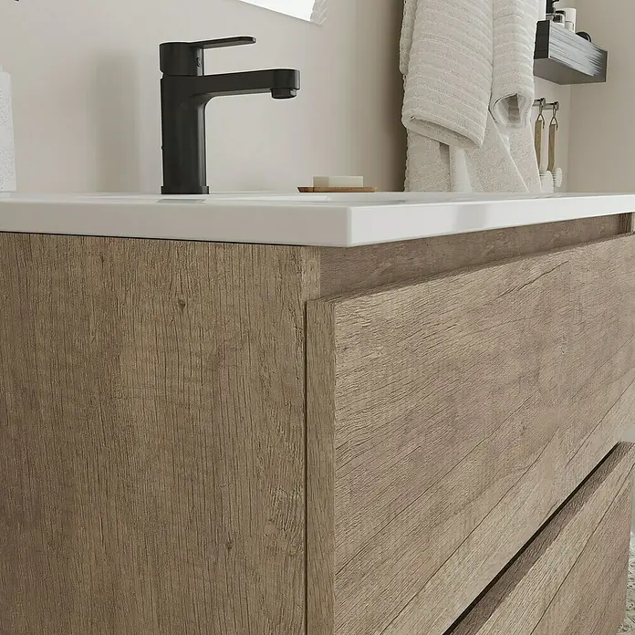 Conjunto de mueble de baño Inter F39 - Ancho: 70 cm, Nebraska, 3 pzs. - Vista detallada de un mueble de baño de madera con grifo negro, mostrando un diseño moderno de baño.