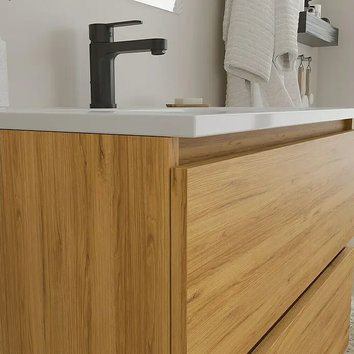 Conjunto de mueble de baño Inter F39 - Ancho: 60 cm, Roble, 3 pzs. - Primer plano de un mueble de baño con textura de madera, encimera blanca y grifo negro.