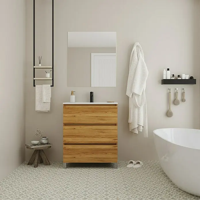 Conjunto de mueble de baño Inter F39 - Ancho: 60 cm, Roble, 3 pzs. - Interior de baño con mueble de lavabo de madera, espejo y bañera. El diseño luminoso crea un ambiente relajante.