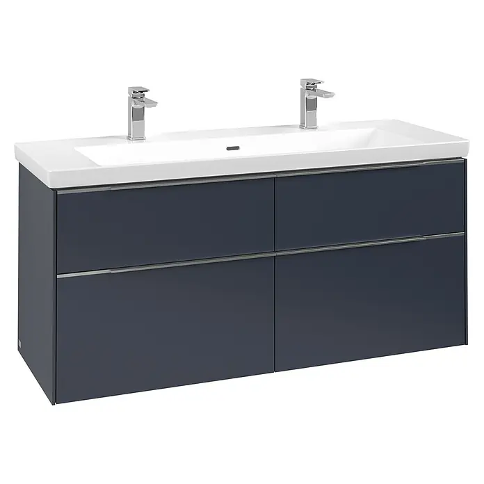 Villeroy & Boch Subway 3.0 Waschbeckenunterschrank - Marine Blue, Anzahl Schubladen: 4 Stk., Farbe Griff: Aluminium glänzend, B x T x H: 127,2 x 47,8 x 57,6 cm - Dunkelblauer Doppelwaschtischunterschrank mit weißem Keramik-Doppelwaschbecken, zwei Chromarmaturen und vier Schubladen mit silbernen Griffen.