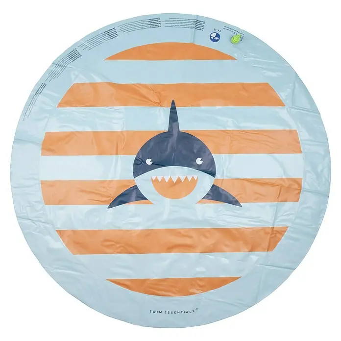 Swim Essentials Wassermatte Shark - Durchmesser: 150 cm, Blau/Orange - Rund aufblasbare Swim Essentials Sprinklermatte mit weiß-orangen Streifen und dunkelblauem Haifisch-Design.