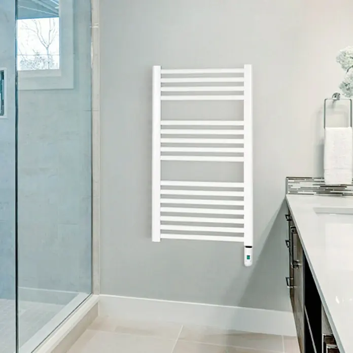 Cicsa Radiador toallero eléctrico Zeta X - An x Al: 50 x 77 cm, 400 W, Blanco, Termostato - Imagen de un toallero eléctrico blanco fijado a una pared del baño al lado de una ducha y un lavabo.