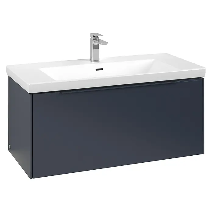 Villeroy & Boch Subway 3.0 Waschbeckenunterschrank - Marine Blue, Anzahl Schubladen: 1 Stk., Farbe Griff: Monochrom, B x T x H: 97,3 x 47,8 x 42,9 cm, Mit Beleuchtung - Dunkelgrauer wandhängender Waschtischunterschrank mit weißem Keramikwaschbecken und Chromarmatur.