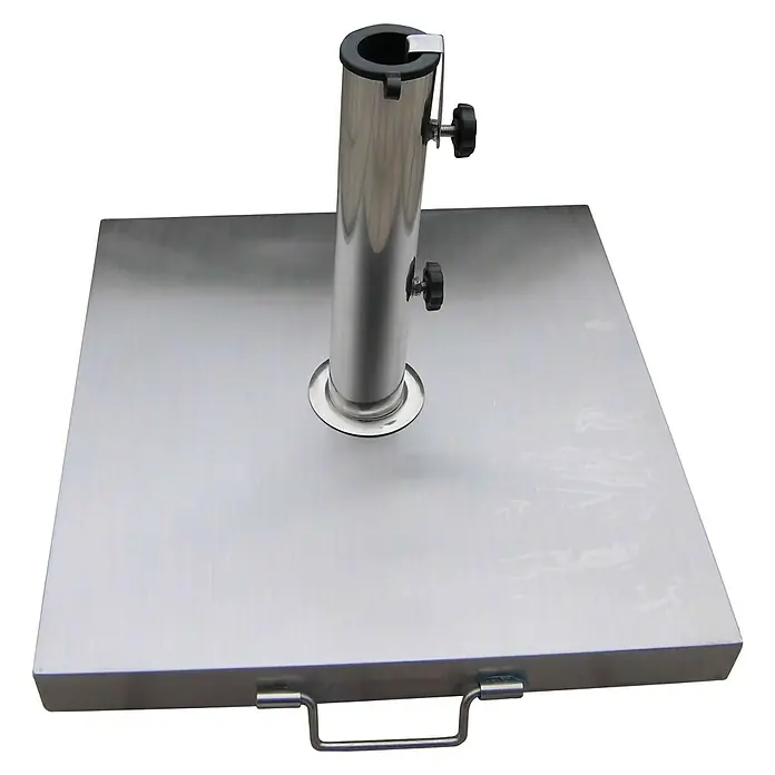Base de parasol Altea - L x An: 45 x 45 cm, Apto para: Diámetro de tubo 38 - 48 mm - Un soporte de sombrilla cuadrado de metal plateado con un asa en el lateral. Robusto, proporciona un soporte estable.