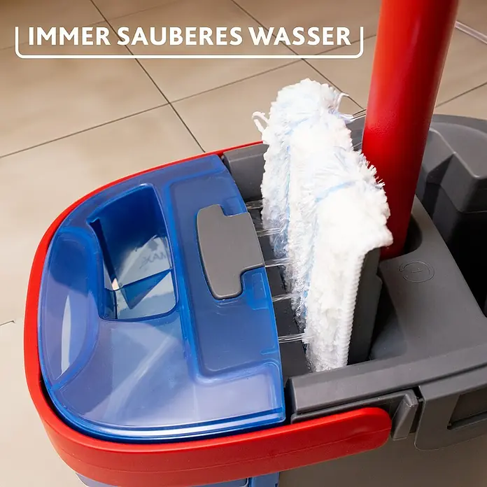 Vileda Reinigungssystem & Eimer H2PRO Flat Mop System - 1 x Flachwischer, 1 x Eimer mit Zweitanksystem, 1 x Wischbezug - Nahaufnahme eines Bodenwischers mit Eimer, der über ein Fach für sauberes Wasser verfügt, um eine effektive Reinigung zu gewährleisten.