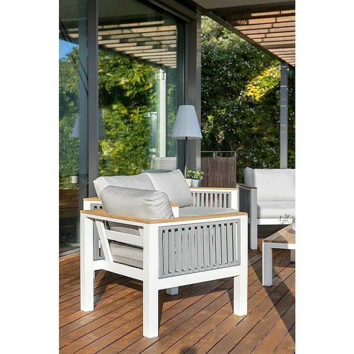 Sunfun Conjunto de muebles Samay - 4 pzs., Aluminio/Cuerda sintética, Gris/Blanco - La imagen muestra un elegante sofá de exterior con cojines grises y estructura blanca sobre una terraza de madera. Un complemento ideal para cualquier jardín.