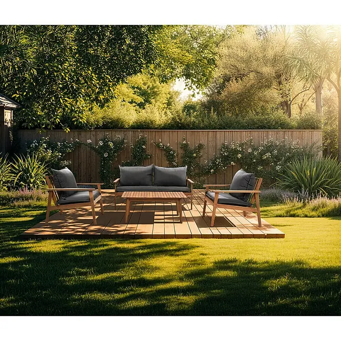 Sunfun Conjunto de muebles Edis - 4 pzs., Madera de acacia, Marrón/Antracita - Conjunto de muebles de exterior sobre plataforma de madera con sofá, sillones y mesa, rodeado de vegetación, ideal para relajarse al aire libre.