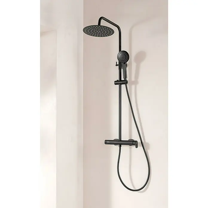 Roca Mitos Plus Sistema de ducha - Grifo monomando, Número de tipos de chorro: 1 ud., Negro - Grifería de ducha negra con cabezal redondo y rociador de mano sobre pared clara.