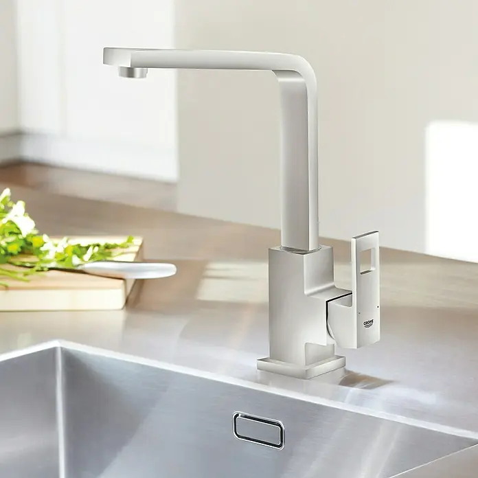 Grohe Eurocube Spültischarmatur - Edelstahl, Matt - Nahaufnahme einer modernen, quadratischen Grohe Küchenarmatur aus gebürstetem Edelstahl auf einer polierten Arbeitsfläche.