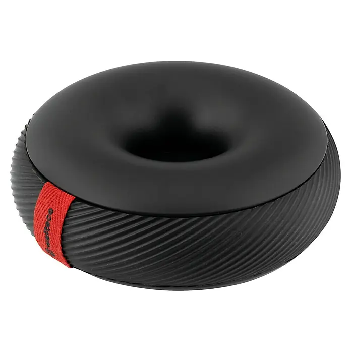 Walteco Türstopper Doornut - Ø x H: 106 x 42 mm, Schwarz - Schwarzes donutförmiges Gefäß/Deckel mit glatter Oberseite, texturierter Basis und roter Stoffschlaufe.