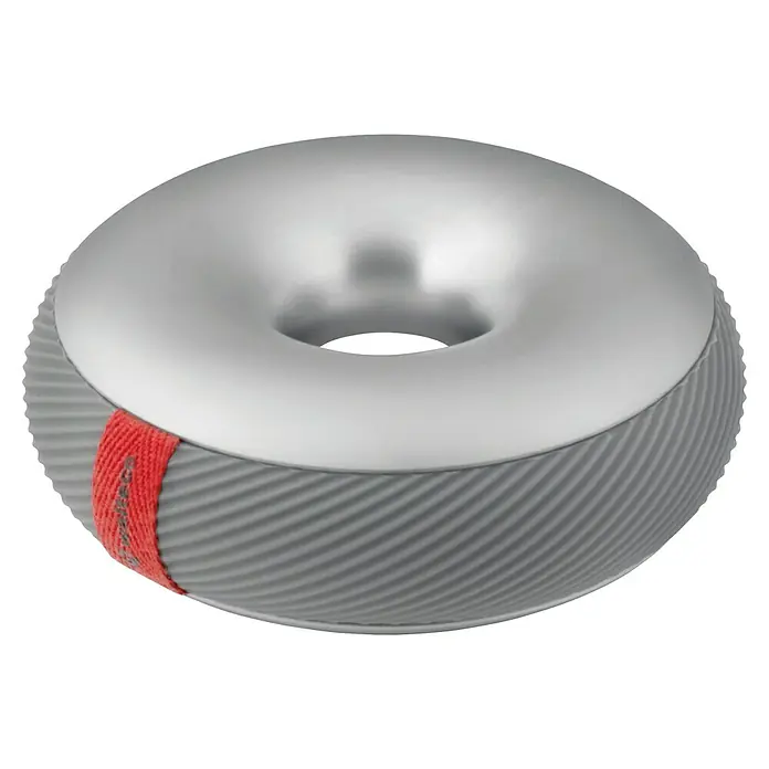 Walteco Türstopper Doornut - Ø x H: 106 x 42 mm, Chrom Matt - Silbernes, ringförmiges Kissen mit gerippter grauer Basis und roter Stoffschlaufe.