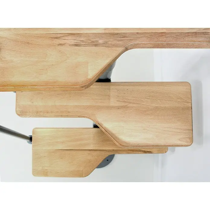 Minka Raumspartreppe Twister - Breite: 60 cm, Grau, Anzahl Steigungen: 13 Stk., Farbe Stufen: Buche Natur, Geschosshöhe: 200 cm - 294 cm - Ein dreistufiges, helles Holzregal mit abgerundeten Kanten, befestigt an einer dunklen Metallhalterung, vor einem weißen Hintergrund.