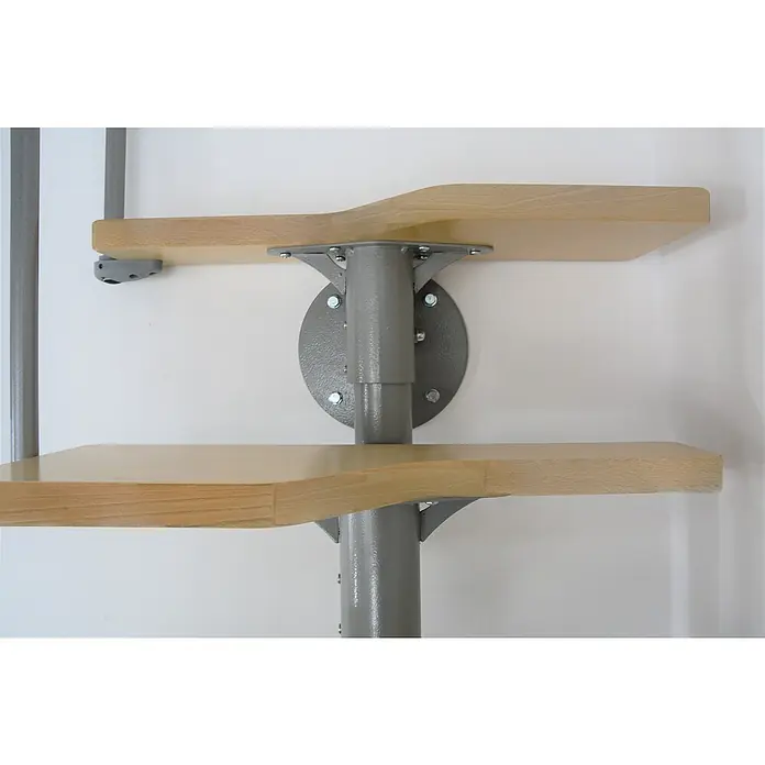 Minka Raumspartreppe Twister - Breite: 60 cm, Grau, Anzahl Steigungen: 13 Stk., Farbe Stufen: Buche Natur, Geschosshöhe: 200 cm - 294 cm - Detailaufnahme einer Wendeltreppe mit Holzstufen und grauem Metallgeländer, die an einer weißen Wand befestigt ist.