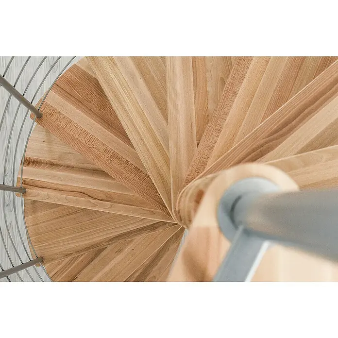 Minka Spindeltreppe Venezia - Durchmesser: 120 cm, Grau, Farbe Stufen: Buche Natur, Geschosshöhe: 305,5 cm - Blick von oben auf eine elegante Wendeltreppe aus hellem Holz mit silbernen Geländern, die ein modernes und stilvolles Design zeigt.