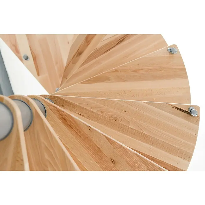 Minka Spindeltreppe Venezia - Durchmesser: 120 cm, Grau, Farbe Stufen: Buche Natur, Geschosshöhe: 305,5 cm - Detailaufnahme einer Wendeltreppe aus hellem Holz, die sich elegant nach oben windet. Metallbeschläge verbinden die Stufen und sorgen für Stabilität.