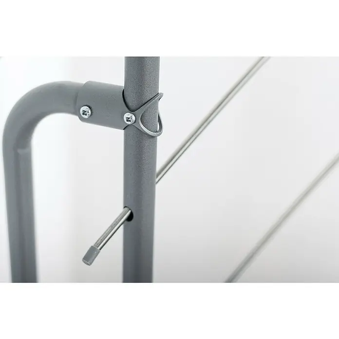 Minka Spindeltreppe Venezia - Durchmesser: 120 cm, Grau, Farbe Stufen: Buche Natur, Geschosshöhe: 305,5 cm - Detailaufnahme eines grauen Wäscheständers mit silbernen Stäben und Schrauben, ideal zum Trocknen von Kleidung im Innenbereich.