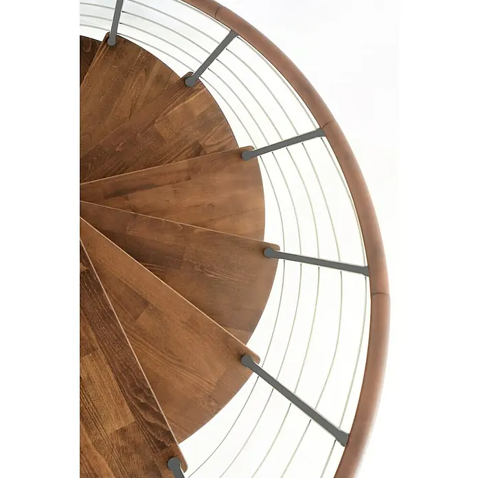 Minka Spindeltreppe Venezia - Durchmesser: 120 cm, Grau, Farbe Stufen: Buche Walnuss gebeizt, Geschosshöhe: 305,5 cm - Eine elegante Wendeltreppe aus Holz mit filigranem Geländer und hellen Seilen, die ein modernes und luftiges Design ausstrahlt.