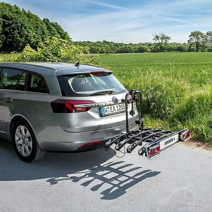 Eufab Fahrradträger Amber IV - Geeignet für: 4 Fahrräder, Passend für: Fahrzeuge mit Anhängerkupplung - Heckansicht eines Autos mit einem AMBER 4 Fahrradträger, der am Heck befestigt ist. Perfekt für Radtouren.