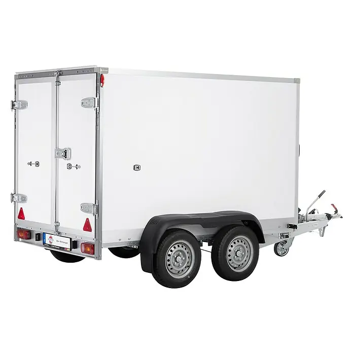 Stema Kofferanhänger P-Box 2000 - Nutzlast: 1.298 kg, Doppelachser, Kasteninnenmaß: 305 × 157 x 184 cm - Weißer Zweiachs-Kastenanhänger mit Heckflügeltüren und schwarzen Kotflügeln, von hinten rechts gesehen.
