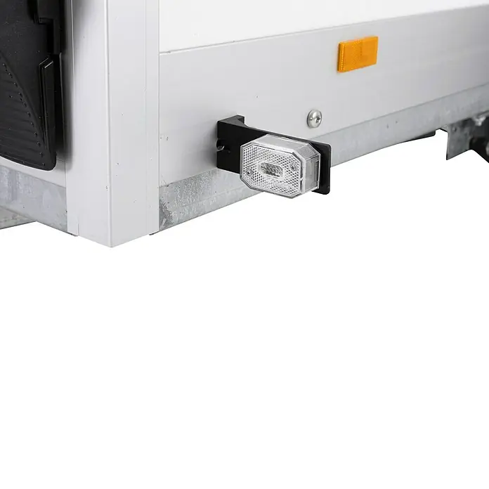 Stema Kofferanhänger P-Box 2000 - Nutzlast: 1.298 kg, Doppelachser, Kasteninnenmaß: 305 × 157 x 184 cm - Weiße Seitenwand eines Anhängers oder Lastwagens mit einer klaren und einer orangen Reflektorleuchte.