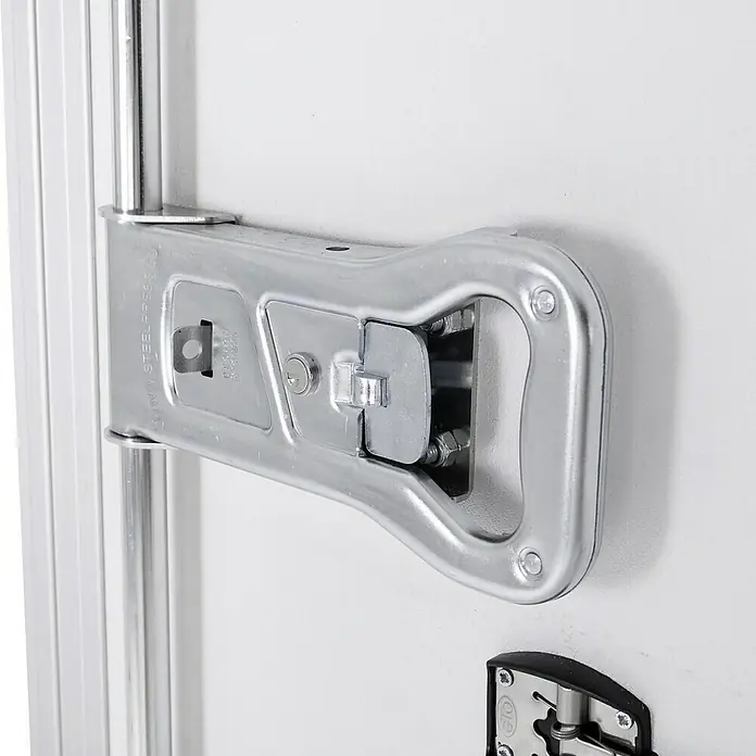 Stema Kofferanhänger P-Box 750 - Nutzlast: 331 kg, Einachser, Kasteninnenmaß: 255 × 132 x 154 cm - Silbernes Metall-Sicherheitsschloss mit Schlüsselloch und Griffmechanismus, an einer Tür montiert.
